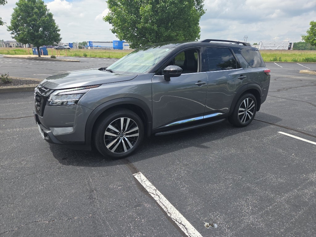 2024 Nissan Pathfinder Platinum 4WD's photo