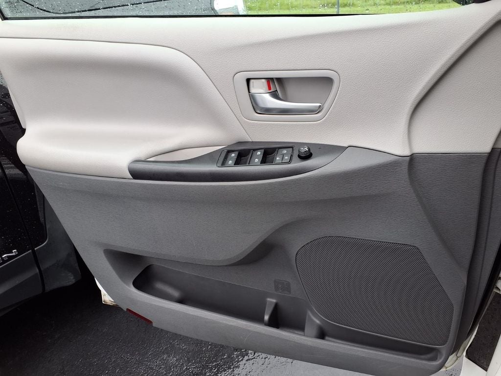 2019 Toyota Sienna LE Auto Access Seat